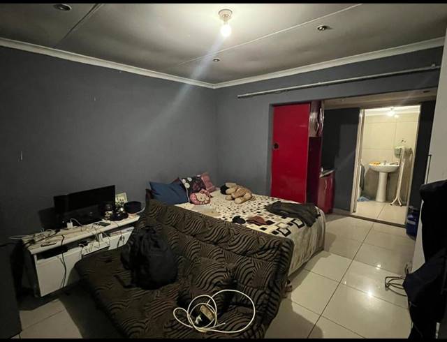 8 BEDROOM HOUSE FOR SALE IN LEACHVILLE EXT 3